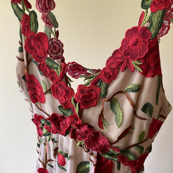 LAST CHANCE: Alice + Olivia Embroidered Red Floral V-Neck Gown - Size 0 - Picture 1 of 16